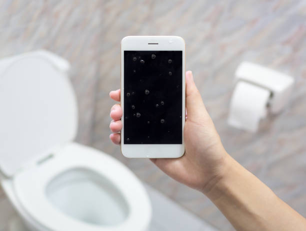 水洗トイレの水損傷スマート フォン - mobile phone smart phone toilet water ストックフォトと画像