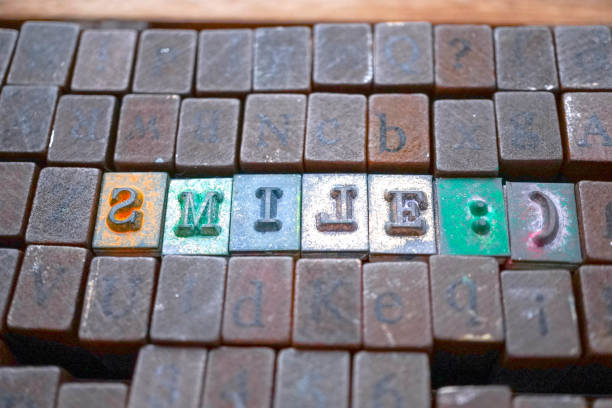 de madeira carimbar com sorriso para trás - rubber stamp typescript alphabet letterpress - fotografias e filmes do acervo