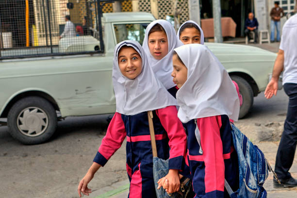 flera tjejer i skoluniform som på gatan i shiraz, iran. - iranian girl bildbanksfoton och bilder