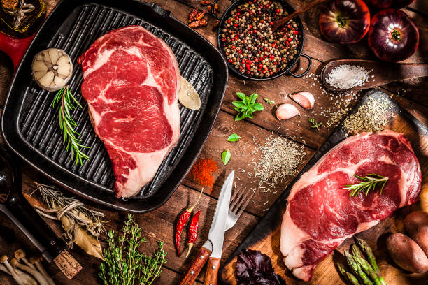 приготовление филе говяжьего стейка - butcher meat butchers shop steak стоковые фото и изображения
