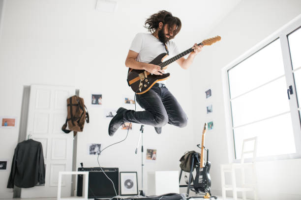 apuesto guitarrista - residential structure audio fotografías e imágenes de stock