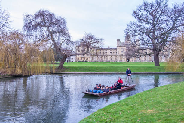 Oxford in England Unidentified people in a boat over the river Cherwell near university of Oxford botanic gardens , Oxford, United Kingdom. punting stock pictures, royalty-free photos & images