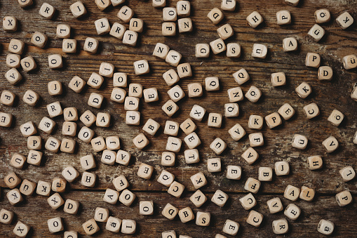 Letras de madera en una mesa photo