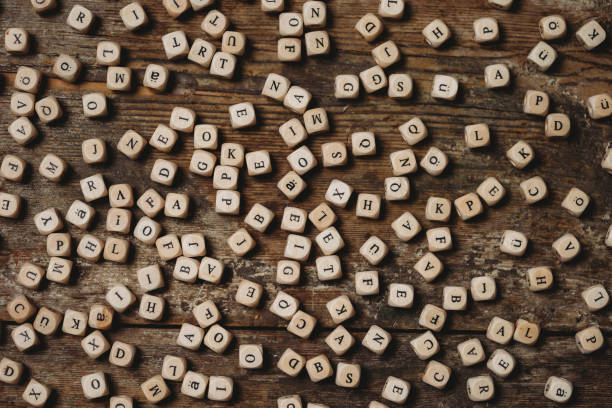 lettere di legno su un tavolo - parola foto e immagini stock