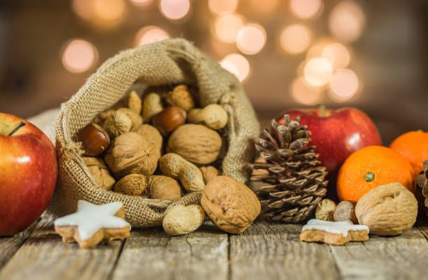 borsa di babbo natale con noci, frutta e decorazione dei biscotti - peanut bag nut sack foto e immagini stock