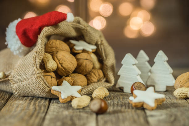 decorazione natalizia con borsa piena di babbo natale - peanut bag nut sack foto e immagini stock