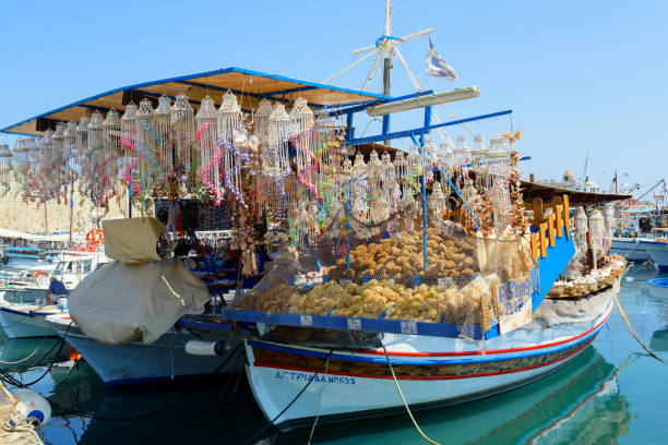 negozio di souvenir organizzato sulla tradizionale barca di legno greca nel porto della città di rodi. - shell sea souvenir island foto e immagini stock