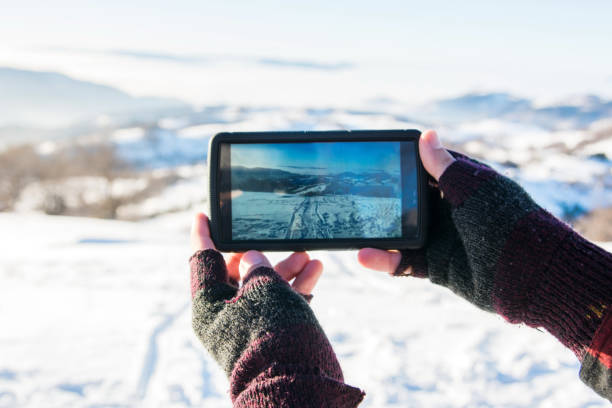 冬のスマート フォンで写真を撮る男 - glove winter wool touching ストックフォトと画像