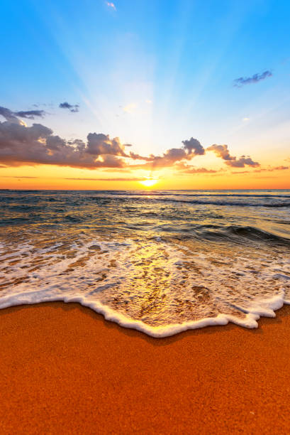 światło wschodu słońca świecące na falach oceanu. - corfu greece sea beach zdjęcia i obrazy z banku zdjęć