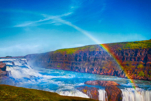 arco-íris sobre a cascata de gullfoss, islândia - gullfoss falls - fotografias e filmes do acervo