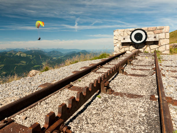 ラック式鉄道の終点 - elevated railtrack ストックフォトと画像