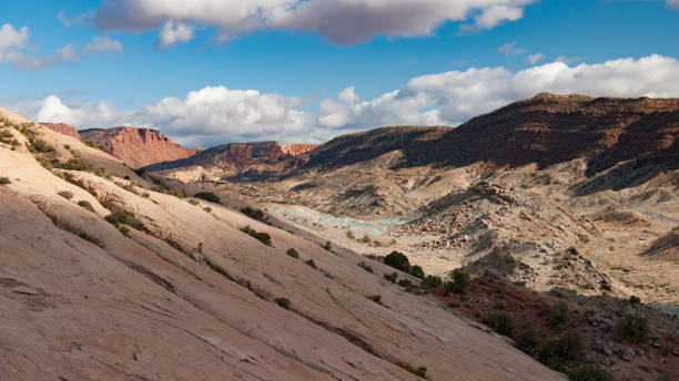 アメリカ南西部のユタ州モアブ滑らかな岩層をあなたの目のための素晴らしいショーに置く - usa dirt road rock sandstone ストックフォトと画像
