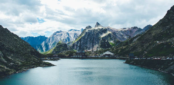 majestic mountain lake in switzerland. - switzerland lake mountain landscape imagens e fotografias de stock