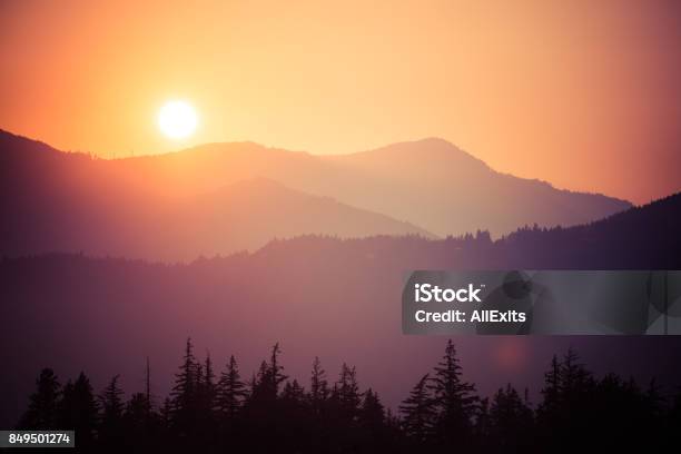 スモーキーマウンテンの夕日 - 山のストックフォトや画像を多数ご用意 - 山, 日没, 煙