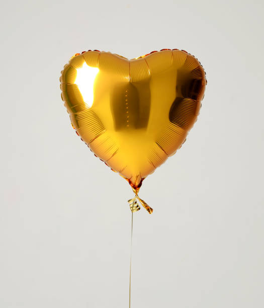 istock Single gold big heart metallic balloon for birthday 849533032