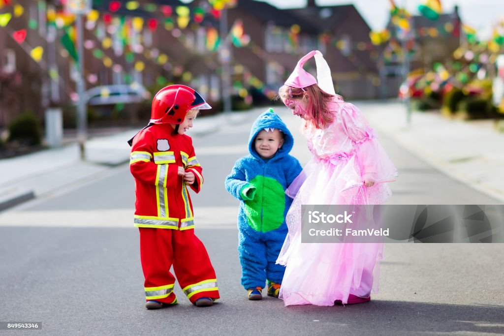 Los niños en Halloween trick or treat. - Foto de stock de Carnaval - Evento de celebración libre de derechos