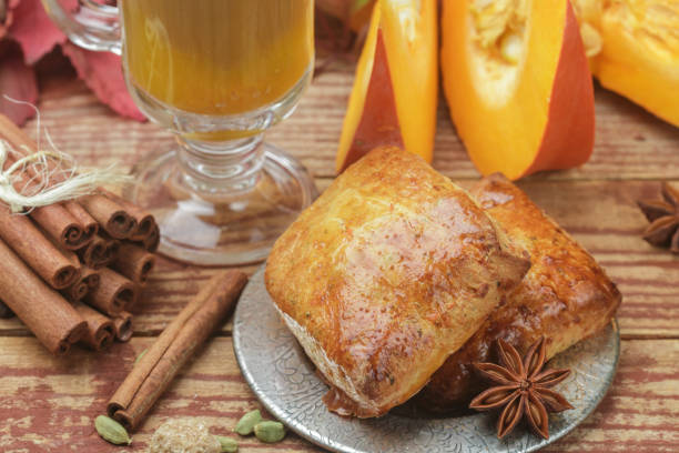 bolinhos de abóbora com nozes, mel e especiarias. os ingredientes em cima da mesa - canela, cardamomo, anis estrelado. pequeno-almoço. outono bolos tradicionais. foco seletivo - english walnut - fotografias e filmes do acervo