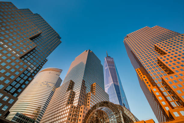 뉴욕시행 고층건물이 - finance directly below manhattan skyscraper 뉴스 사진 이미지