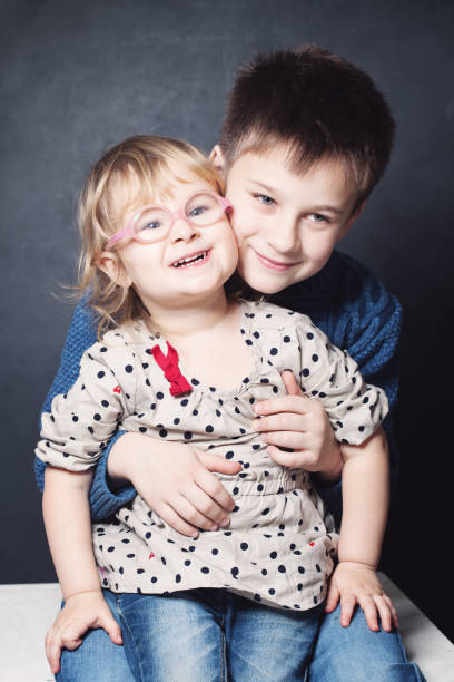 маленькая сестра и брат улыбаясь - cross eyed blond hair male male beauty стоковые фото и изображения