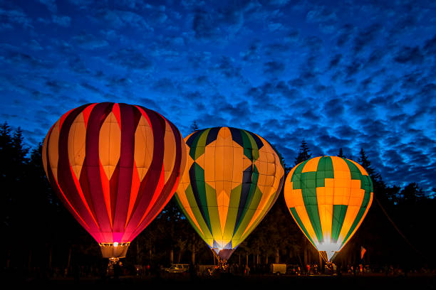 heißluftballons in der nacht - snohomish county stock-fotos und bilder