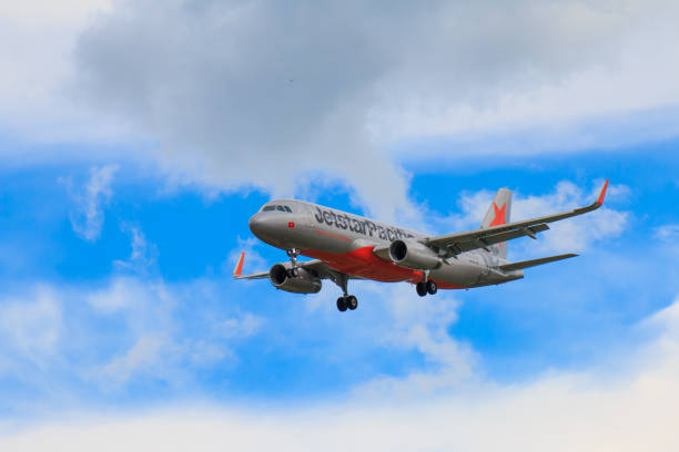 avião jetstar pacific airlines pousando no aeroporto internacional de chiangmai em dia à tarde, em setembro de 1,2017 na tailândia chiangmai - 12017 - fotografias e filmes do acervo