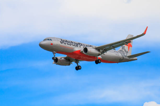 avião jetstar pacific airlines pousando no aeroporto internacional de chiangmai em dia à tarde, em setembro de 1,2017 na tailândia chiangmai - 12017 - fotografias e filmes do acervo