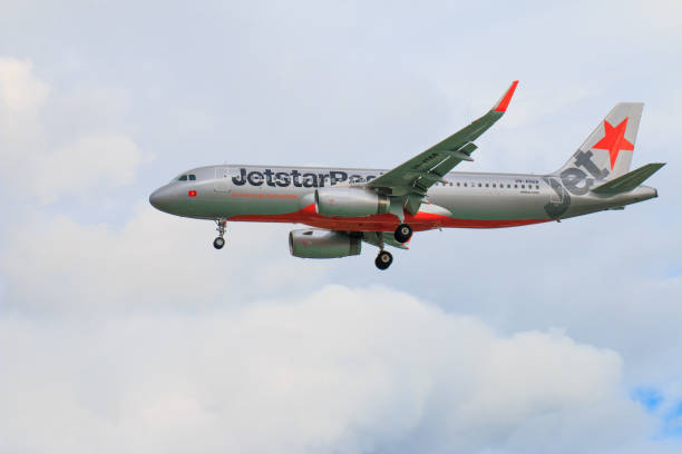 avião jetstar pacific airlines pousando no aeroporto internacional de chiangmai em dia à tarde, em setembro de 1,2017 na tailândia chiangmai - 12017 - fotografias e filmes do acervo