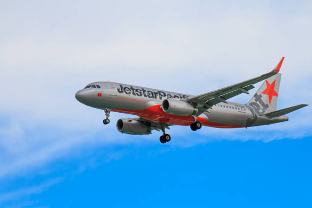 avião jetstar pacific airlines pousando no aeroporto internacional de chiangmai em dia à tarde, em setembro de 1,2017 na tailândia chiangmai - 12017 - fotografias e filmes do acervo