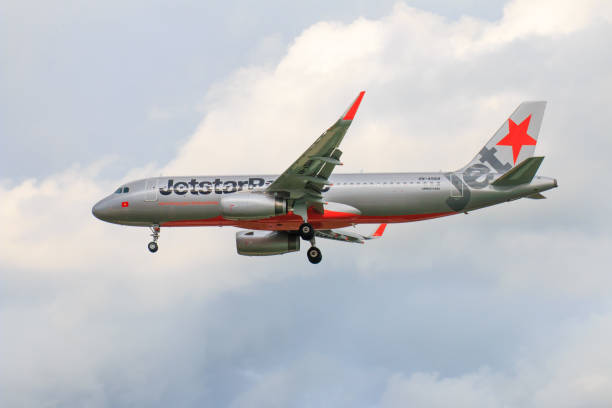 avião jetstar pacific airlines pousando no aeroporto internacional de chiangmai em dia à tarde, em setembro de 1,2017 na tailândia chiangmai - 12017 - fotografias e filmes do acervo