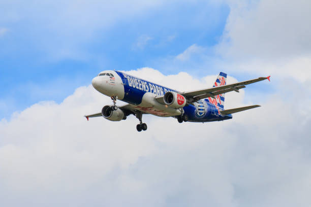 malaysia airasia avião pousando no aeroporto internacional de chiangmai em dia de manhã de setembro 1,2017 na tailândia chiangmai - 12017 - fotografias e filmes do acervo