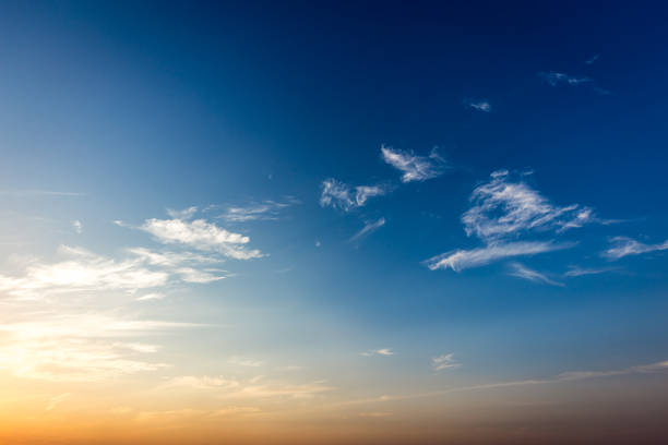 夕暮れ時、ブラジルの青い空。サンパウロの境界線とマトグロッソ州行うスル州 - 夕暮れ ストックフォトと画像