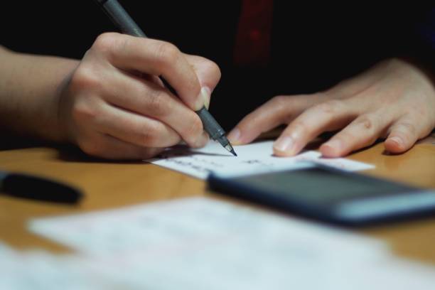 frau neujahrskarte schreiben - letter writing handwriting human hand stock-fotos und bilder