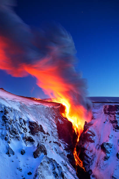 лава падает - volcano erupting lava fire стоковые фото и изображения