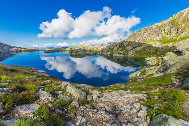 雲を反映して高山の湖 - european alps europe high up lake ストックフォトと画像