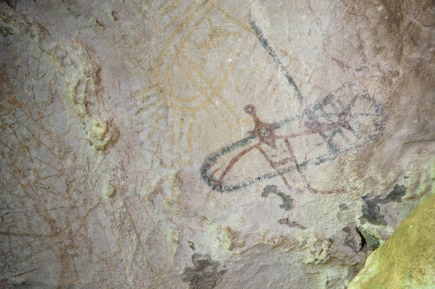 태국 크 라비에서 동굴 그림의 - cave painting rock africa bushmen 뉴스 사진 이미지
