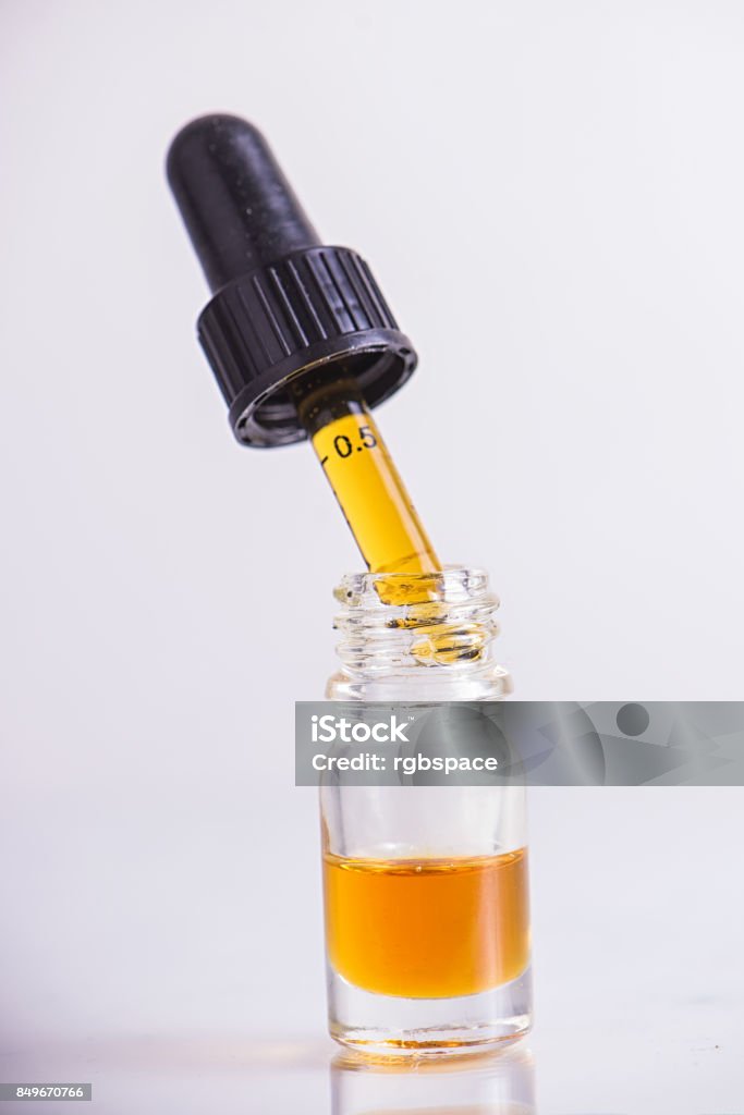 Gotero con aceite de CBD, extracción de resina en cannabis aislado - concepto de marihuana medicinal - Foto de stock de Petróleo libre de derechos