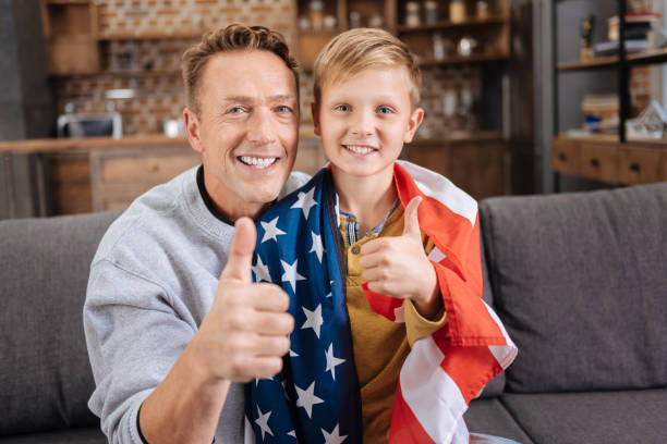 feliz pai e filho em e.u. bandeira mostrando os polegares acima - child flag patriotism thumbs up - fotografias e filmes do acervo