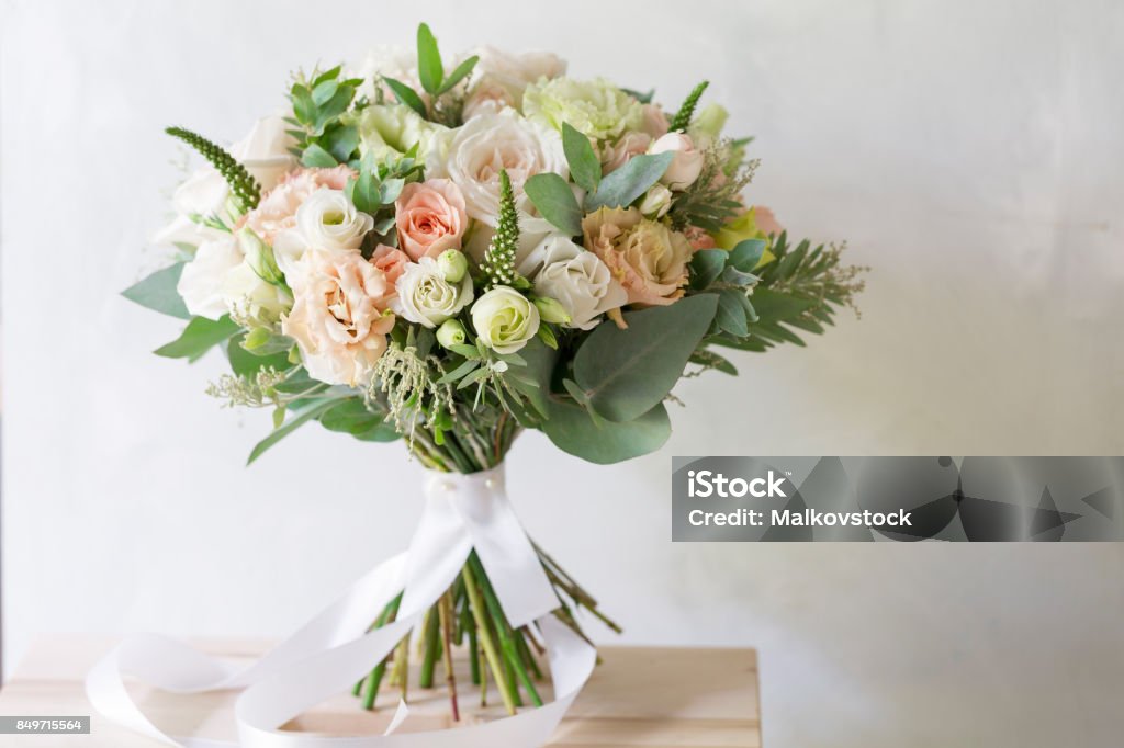 Foto de Bouquet De Noiva Um Simples Buquê De Flores E Verdes e mais fotos de  stock de Amor - iStock