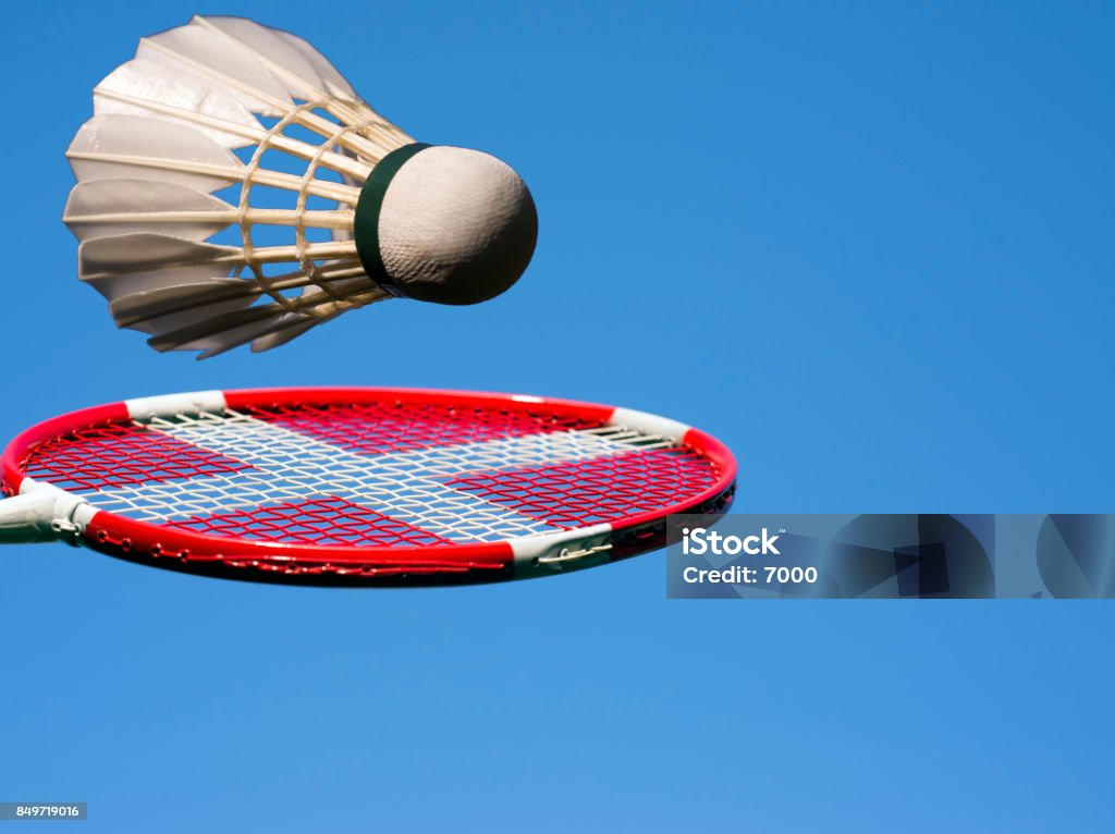 Jogar badminton céu azul - Foto de stock de Azul royalty-free