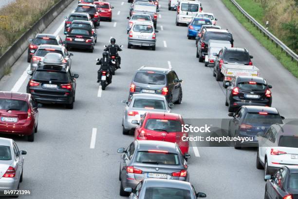 Motorradfahrer Überholen Der Fahrzeuge Im Stau Stockfoto und mehr Bilder von Motorrad - Motorrad, Verkehr, Stau