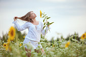 frau-im-feld-am-morgen.jpg?b=1&s=170x170&k=20&c=gD6tCaR93HUfEUnaSgLQB9AFAZRD2475l4rYbvJ7Giw=