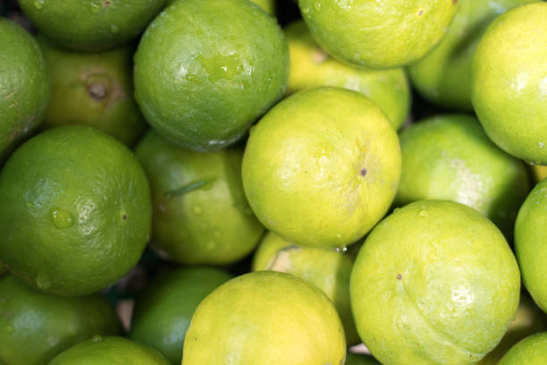 Il limes verde sul mercato. - foto stock