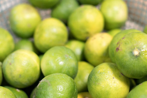 Il limes verde sul mercato. - foto stock