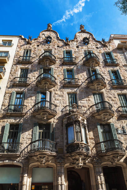 barcellona, spagna - 18 aprile 2016: facciata casa casa calvet, disegnata da antonio gaudi - antonio gaudi foto e immagini stock