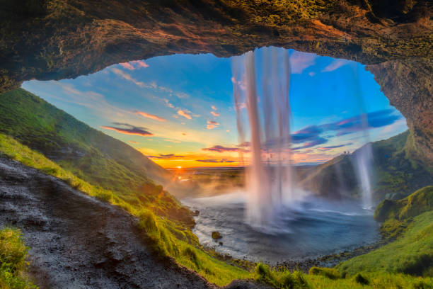 derrière la cascade - cascade de seljalandsfoss en islande - cascade photos et images de collection