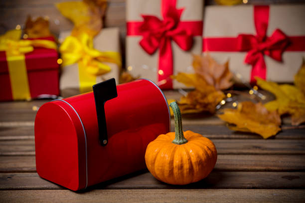 liście i dynia z pudełkiem na halloween i skrzynką pocztową - mailbox multi colored mail usa zdjęcia i obrazy z banku zdjęć