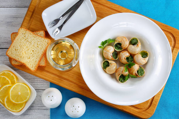 一部のハーブとカタツムリ、バター - gourmet snail food escargot ストックフォトと画像