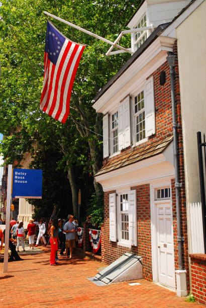 Betsy Ross House, Philadelphia Philadelphia, PA, USA June 13, 2009 The Betsy Ross House n Philadelphia, Pennsylvania is said to be the home of Betsy Ross who may, or may not, have sewn the first American flag. betsy ross house stock pictures, royalty-free photos & images