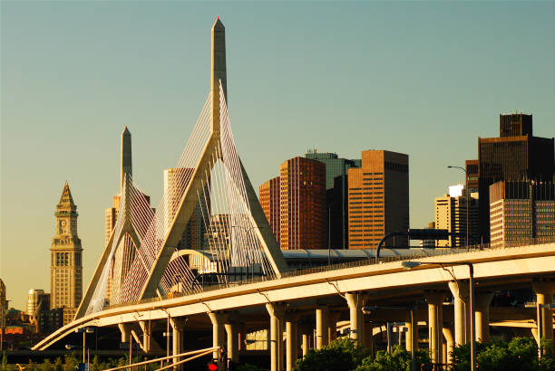 ponte zakim e skyline di boston - boston charles river skyline massachusetts foto e immagini stock