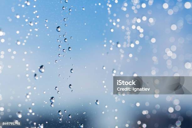 Foto de Gotas De Água Em Uma Janela e mais fotos de stock de Janela - Janela, Gota - Líquido, Limpar - Atividade Móvel